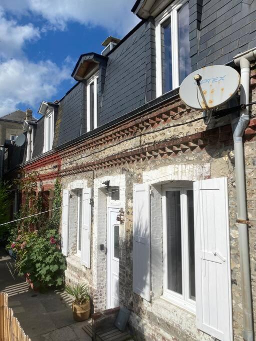 Hébergement de vacances Yport, Maison De Pecheur Avec Jolie Terrasse. *